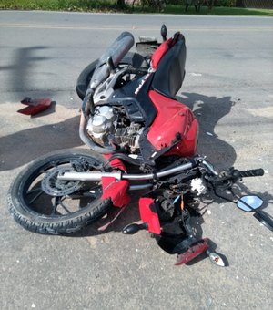 Motociclista fica ferido após colidir com carro em Marechal Deodoro