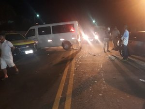 Van colide em carro de passeio que bate em caminhonete em Pão de Açúcar