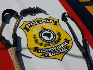 PRF apreende menores que jogavam pedras em veículos