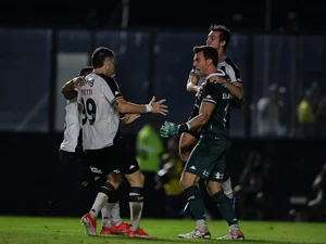 Léo Jardim é herói mais uma vez, e Vasco elimina Fortaleza nos pênaltis, pela Copa do Brasil