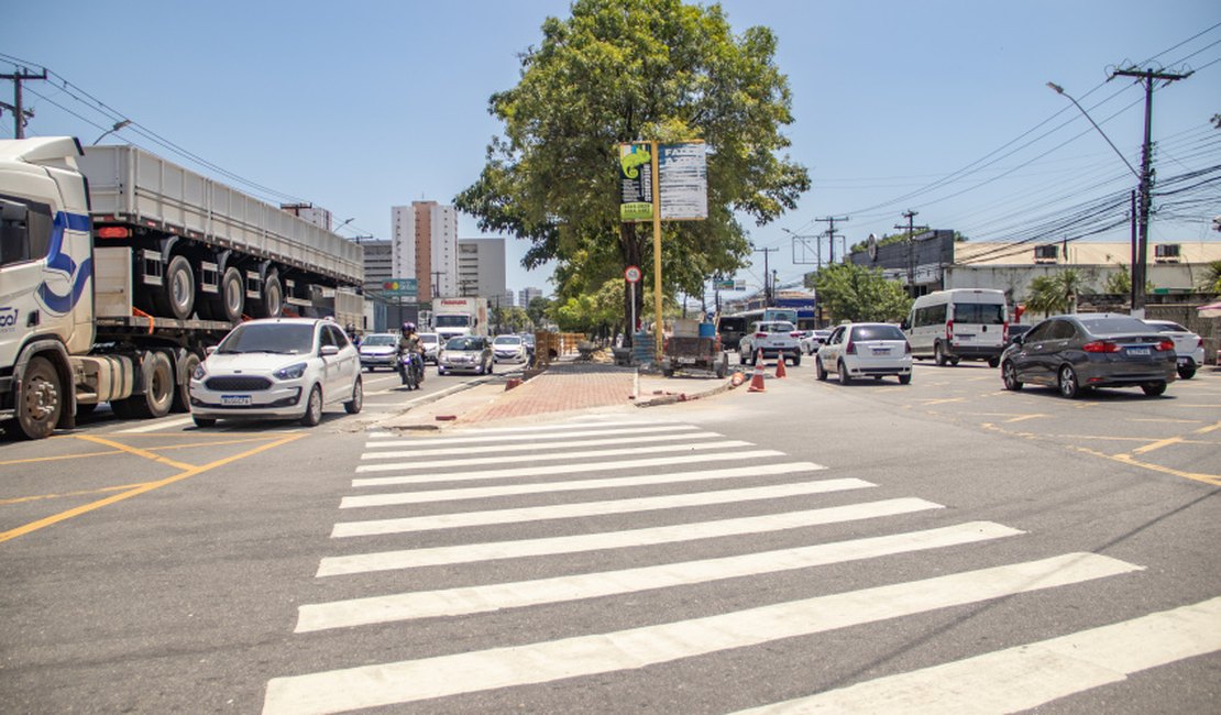 Prefeitura interdita retornos da Avenida Fernandes Lima para serviços de pavimentação da ciclovia