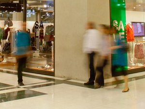 Zona sul do Rio tem tiroteio e assalto a shopping na manhã de sábado