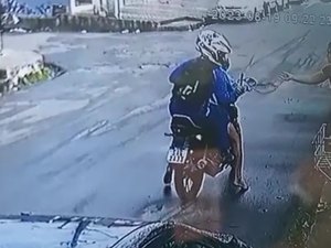 Imagens mostram dupla assaltando mulher na Jatiúca