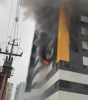 [Vídeo] Incêndio em apartamento leva moradores a evacuarem prédio 