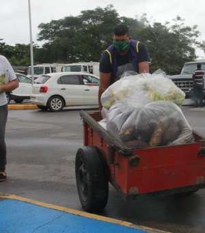 [Vídeo] Após ter produtos apreendidos, ambulante é realocado para ponto fixo de comercialização