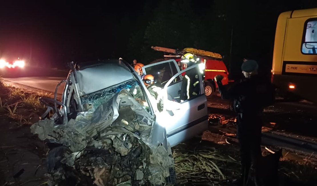 Homem fica preso às ferragens após acidente entre carro e ônibus escolar em Alagoas