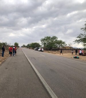 Van tomba às margens da rodovia BR-316 em Cacimbinhas