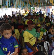 Comunidade de São Bento se reúne para assistir estreia de Geyse Ferreira