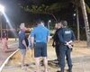 Homem é detido após surto e agressões contra familiares próximo à praia de Jatiúca
