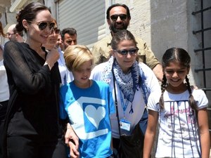 Angelina Jolie leva a filha Shiloh para visitas a campos de refugiados