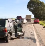 Motorista morre preso às ferragens após colisão entre carro e caminhão na BR-424