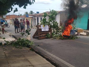 Moradores de Coqueiro Seco fazem protesto devido a falta de água
