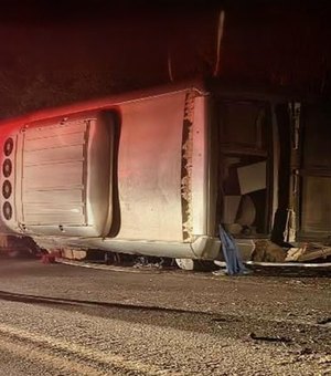 Ônibus com mais de 30 passageiros se envolve em grave acidente e deixa mortos na BR-423, em Pernambuco