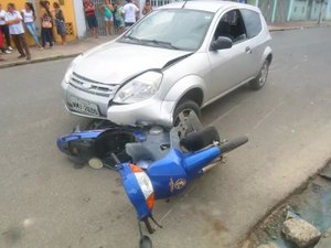 Colisão entre carro e moto deixa trânsito lento no bairro Brasília
