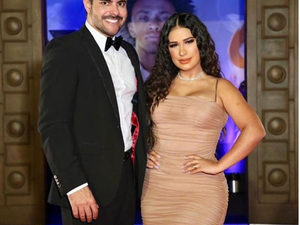 Simone aposta em vestido justinho e make glam para evento com marido em Londres