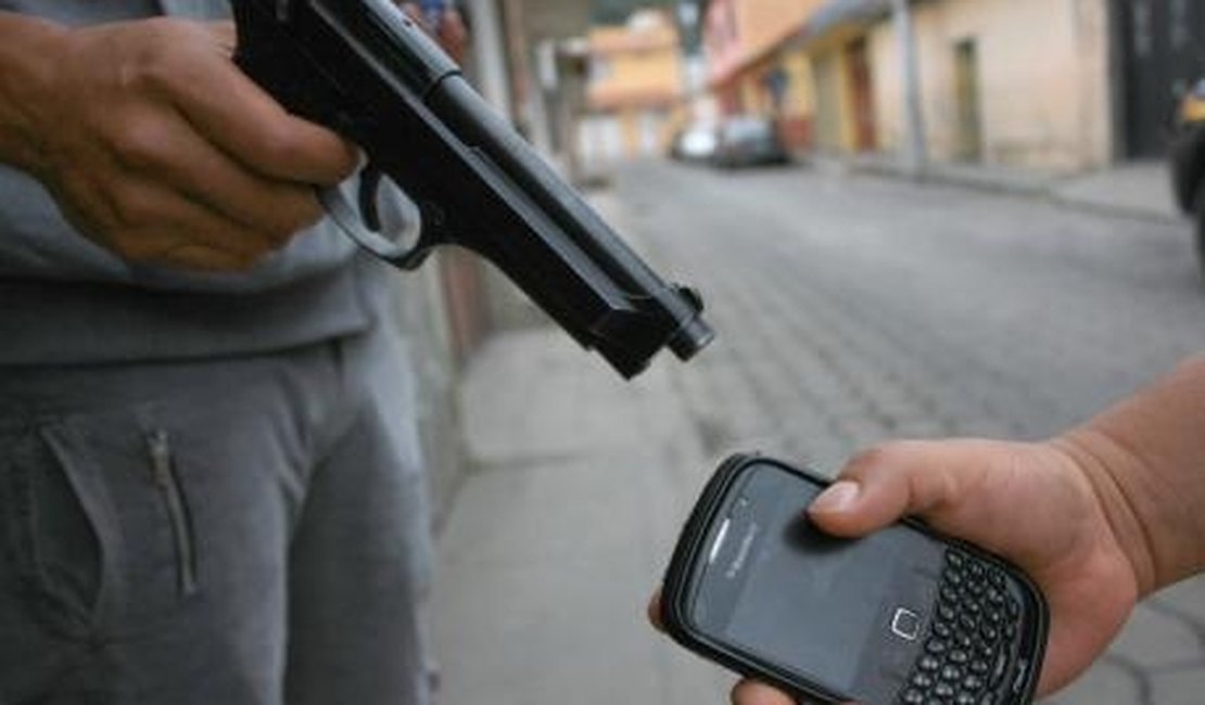 Criminosos roubam celulares e agridem vítimas no Agreste
