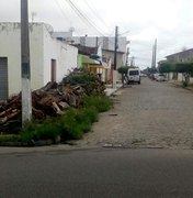 Prefeitura de Arapiraca vai notificar dono de madeiras que obstruiu calçada 