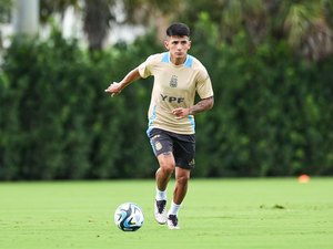 Thiago Almada, do Botafogo, será titular da Argentina contra a Venezuela