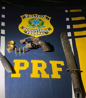 Homem é preso pela PRF com revólver e facões dentro de veículo, em Porto Real do Colégio