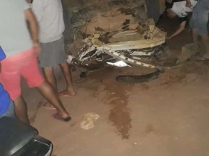Veículo colide com poste em Varginha e deixa região sem energia