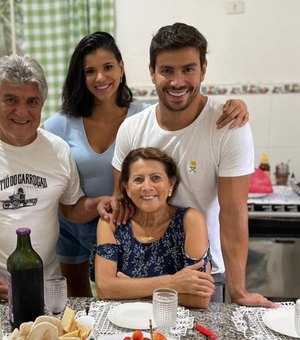 Mariano apresenta Jakelyne Oliveira para os pais: 'Feliz com tudo isso'