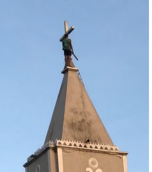 [Vídeo] Homem sobe em torre de igreja em Cacimbas; Bombeiros estão no local
