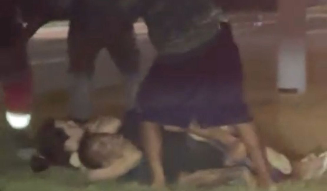 Suspeito de roubo é imobilizado e agredido por populares no Pontal da Barra, em Maceió