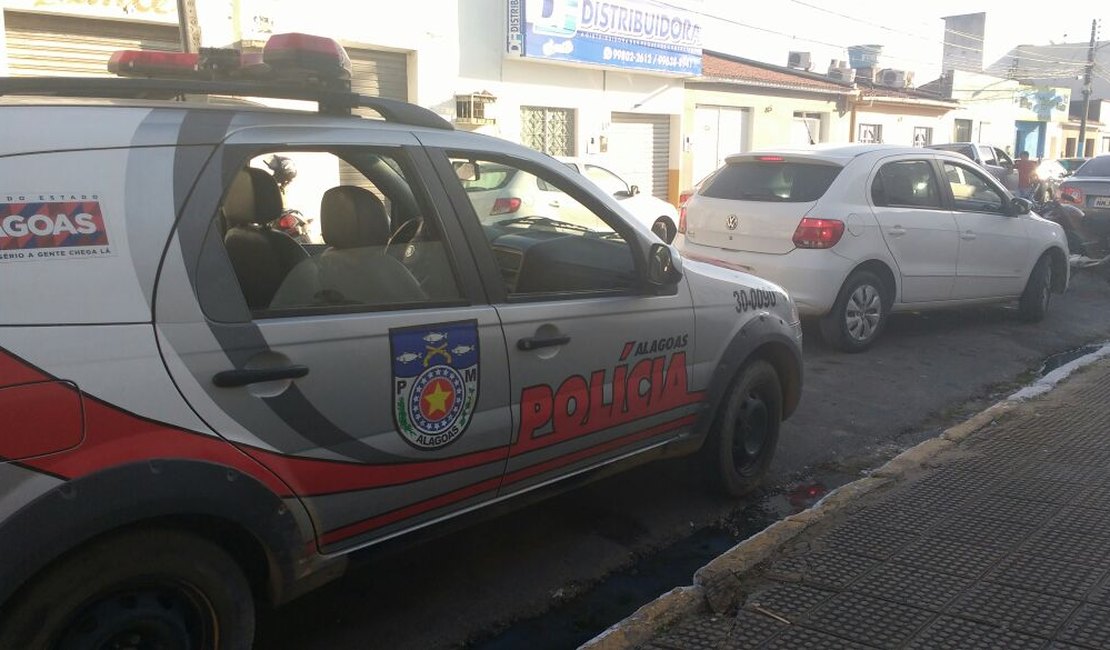 Ao sair de acostamento condutor colide com veículo no Centro de Arapiraca