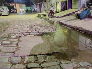 Maragogi: esgoto estoura e incomoda moradores do Adélia Lira