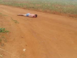 Jovem só de cueca é encontrado ferido e agonizando em estrada vicinal