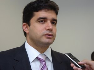 Rui alerta para dificuldades e não descarta parcelar salário de servidores