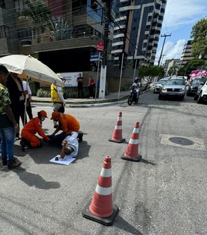 Colisão entre moto e carro deixa uma pessoa ferida, na Durval Guimarães