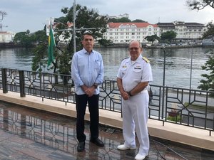 Bolsonaro toma café da manhã com comandante da Marinha