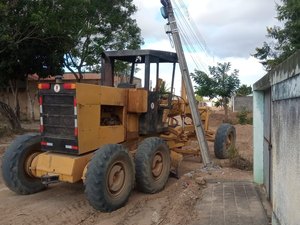 [Vídeo] Máquina a serviço da prefeitura de Arapiraca derruba poste
