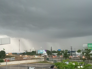 [Vídeo] Chuva forte pega arapiraquenses de surpresa e causa transtornos na cidade