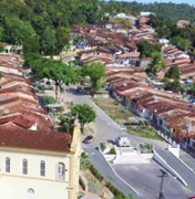 Teto de residência em Fernão Velho desaba após chuvas em Maceió