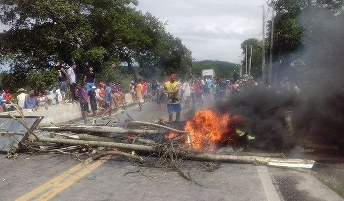 Atraso de salários e lombadas eletrônicas motivam  protestos