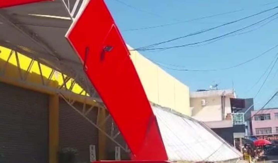 [Vídeo] Forte ventania derruba cobertura metálica de supermercado em Palmeira dos Índios