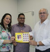 Prefeito revela selos comemorativos dos Correios para família dos homenageados