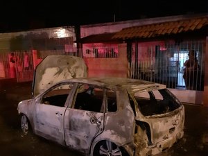 Carro pega fogo durante a madrugada na parte baixa de Maceió