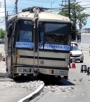 [Vídeo] Motorista perde controle de ônibus e colide com poste no bairro do Feitosa