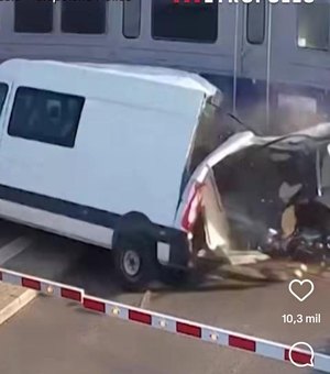 Motorista trapalhão fica preso entre cancelas, e van é atingida por trem em alta velocidade