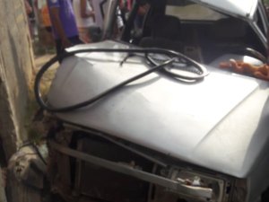 Carro colide contra muro de residência e deixa três feridos em Maceió