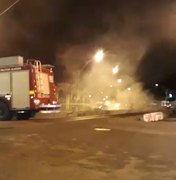 Carro fica destruído após pegar fogo em cruzamento de Maceió 
