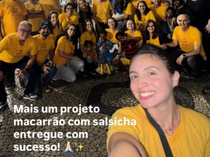 Bruna Marquezine e Shawn Mendes ajudam a distribuir quentinhas no Rio de Janeiro