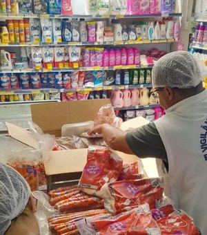 Vigilância Sanitária apreende 100kg de alimentos estragados em supermercado na Ponta Verde