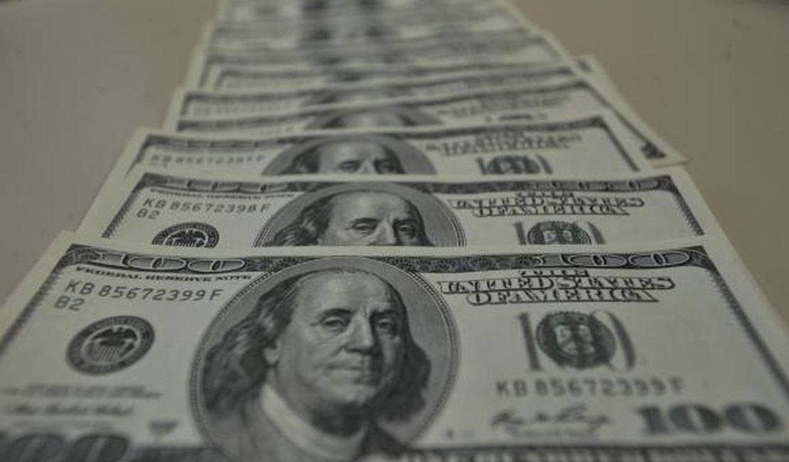 Dólar abre a semana em alta de 0,68%, cotado a R$ 3,8912