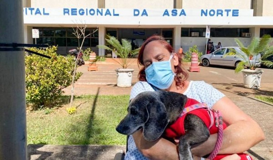 Com Covid há 69 dias, paciente internada em hospital reencontra cachorrinha de estimação