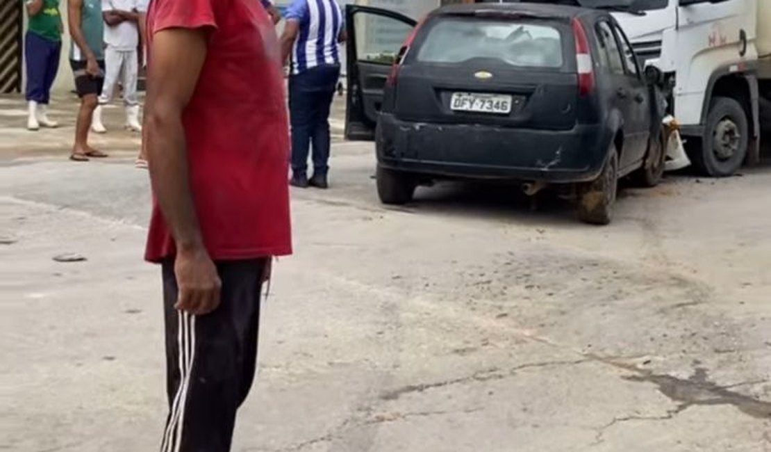 Caminhão e carro colidem na rodovia AL 101 Norte