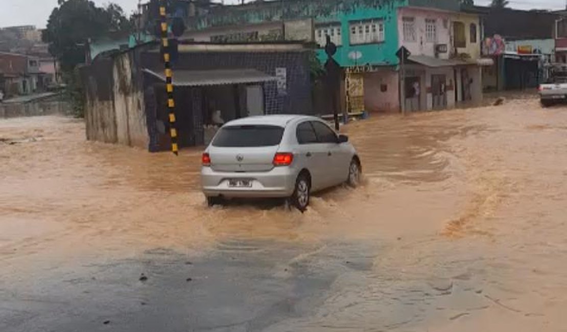 [Vídeo] Chuva forte provoca alagamentos em bairros de Maceió